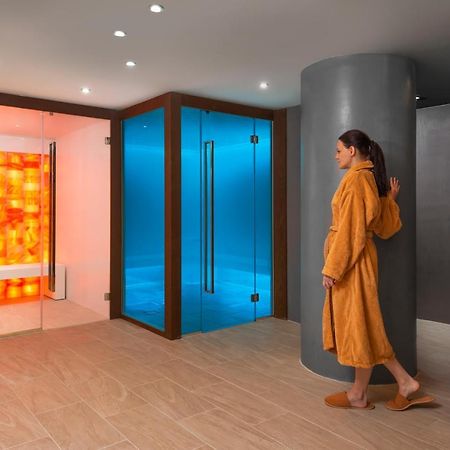 하얏트 리젠시 소피아 외부 사진 A modern spa
