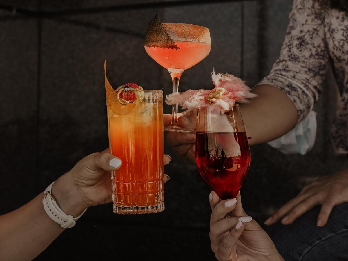 하얏트 리젠시 소피아 외부 사진 A selection of cocktails