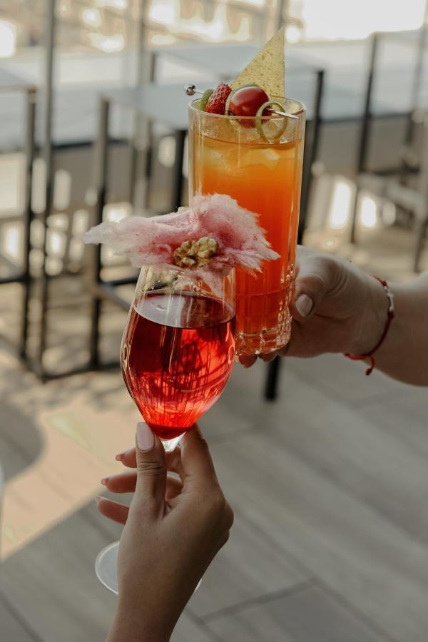 하얏트 리젠시 소피아 외부 사진 A glass of champagne