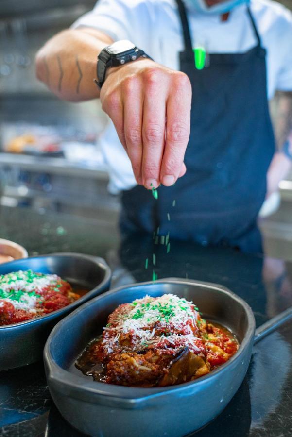 하얏트 리젠시 소피아 외부 사진 A chef sprinkles green food coloring on a dish