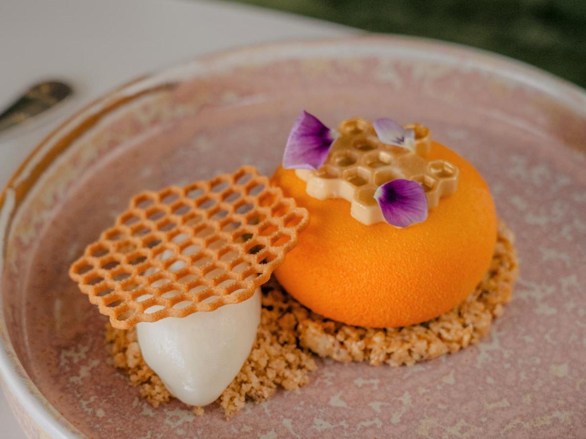 하얏트 리젠시 소피아 외부 사진 A dessert at the restaurant