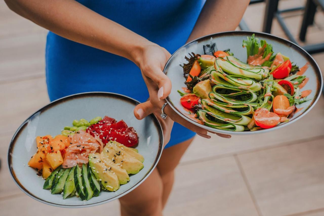 하얏트 리젠시 소피아 외부 사진 A woman holding two poke bowls