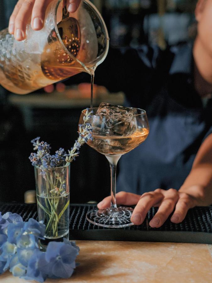 하얏트 리젠시 소피아 외부 사진 A lavender cocktail