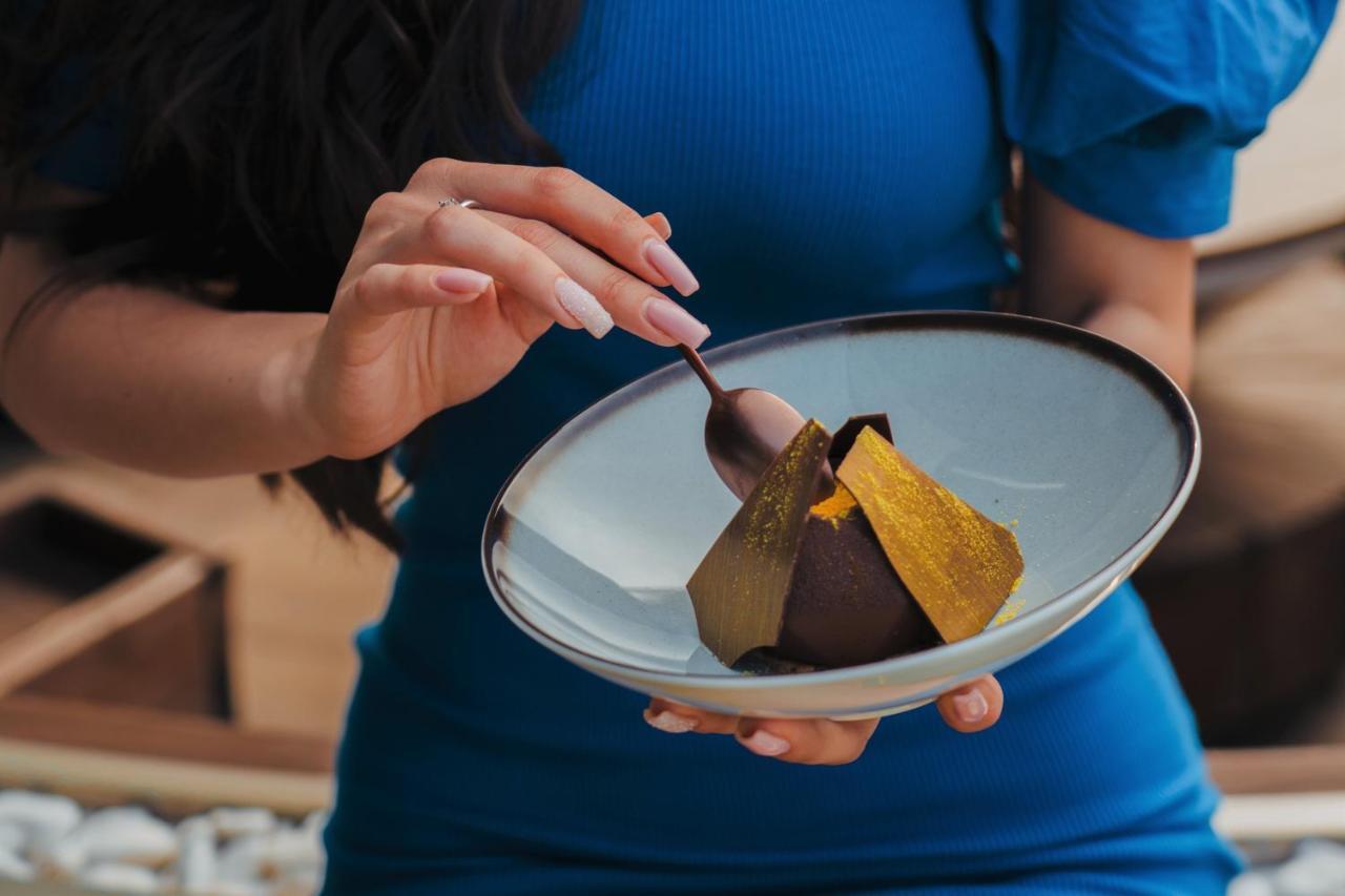 하얏트 리젠시 소피아 외부 사진 A woman eating a chocolate dessert