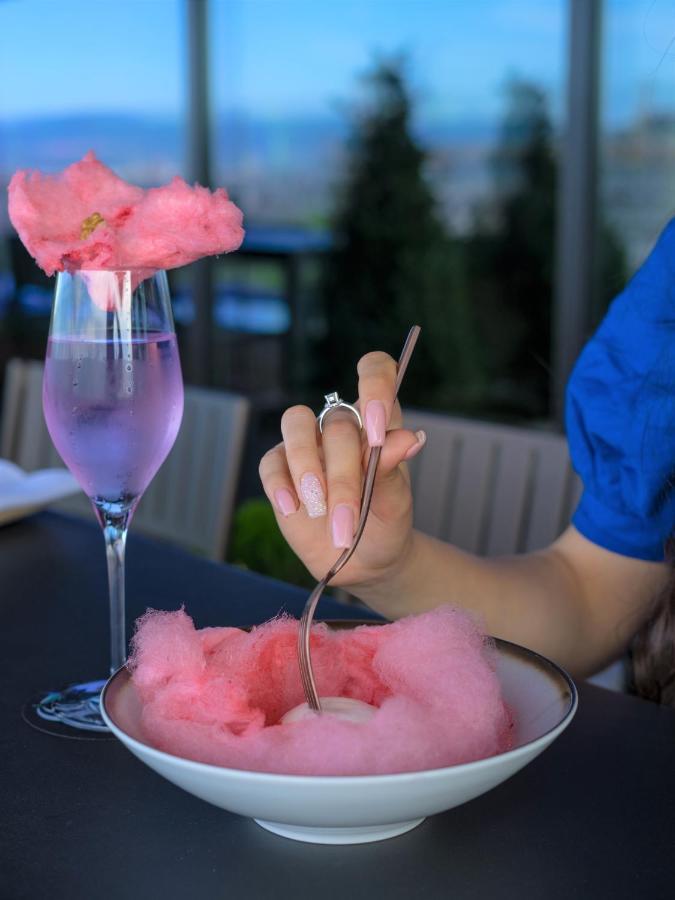 하얏트 리젠시 소피아 외부 사진 Cotton candy being eaten with a stick