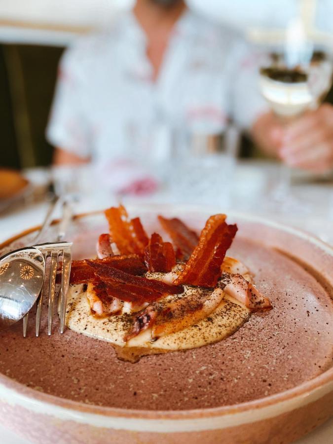 하얏트 리젠시 소피아 외부 사진 A plate of bacon