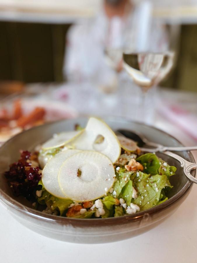 하얏트 리젠시 소피아 외부 사진 Pear salad